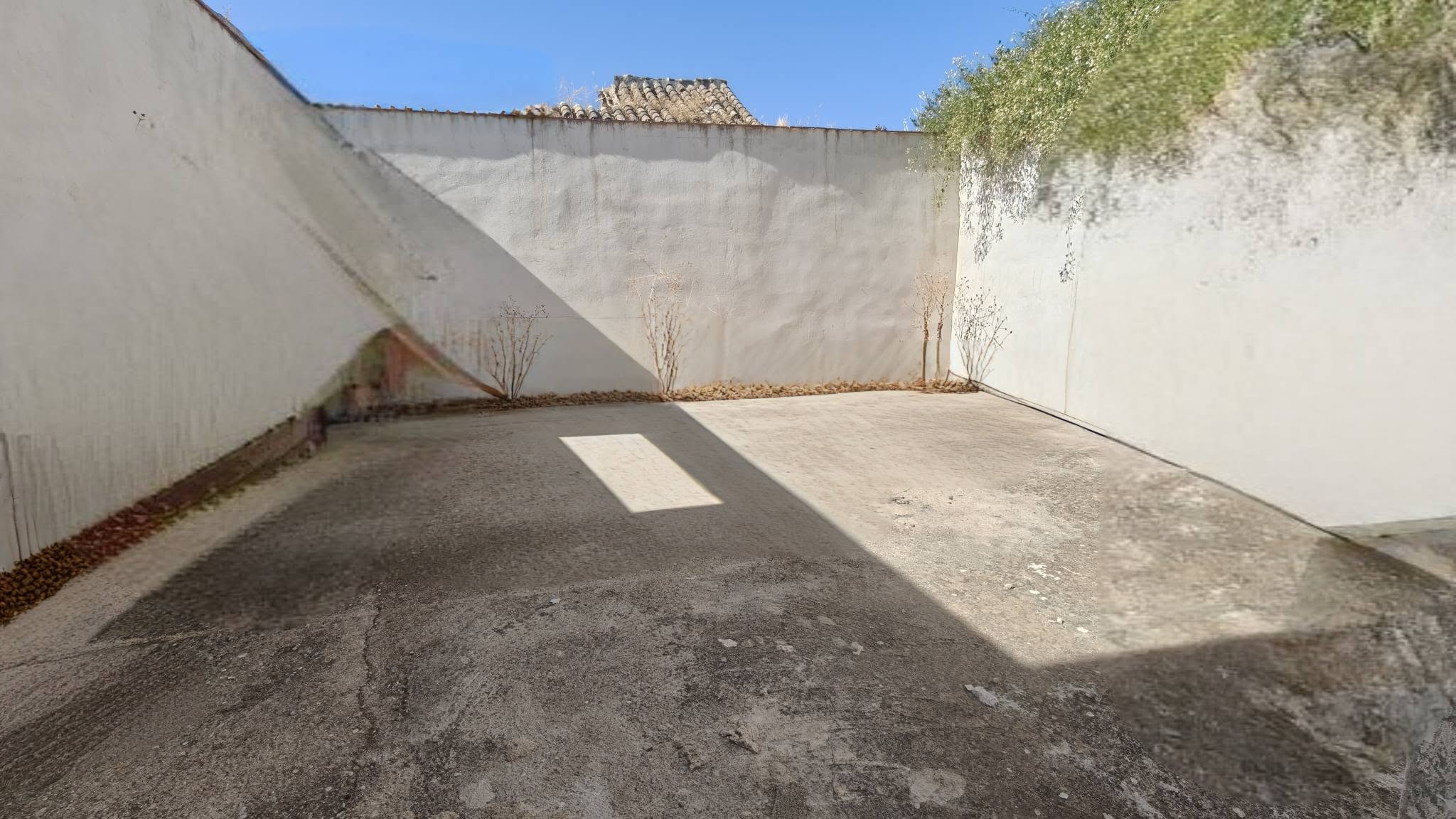 CASA EN VENTA CON COCHERA  miniatura 2